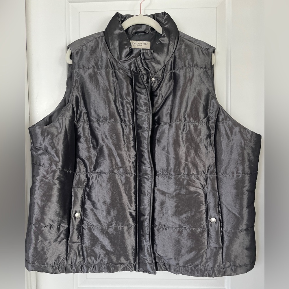 Jones New York size 3x cute grey - silver shimmery winter Vest Zips and buttons.
